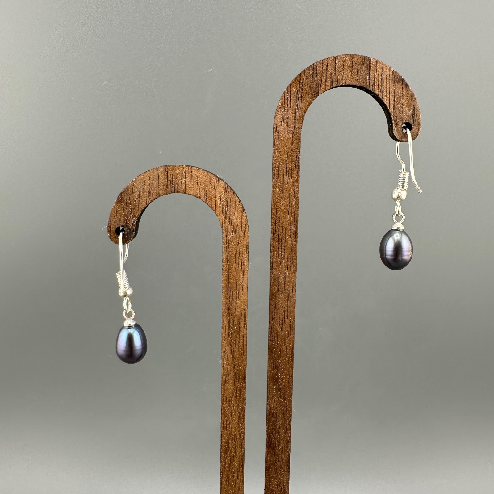 Vintage Black Tahitian Pearl Earrings Oil Slick Dangle Silvertone Purple Peacock