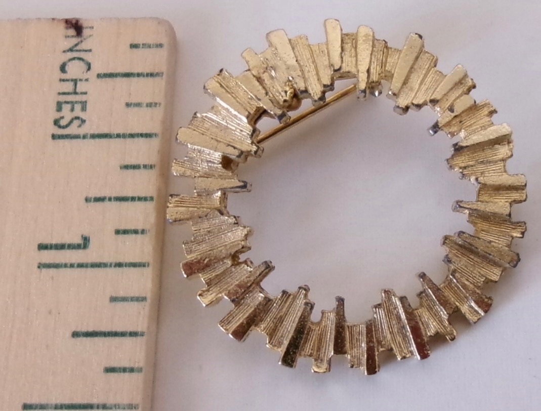 7 Vintage Pins Pinbacks Good Condition Costume Jewelry Lite Wear On Some