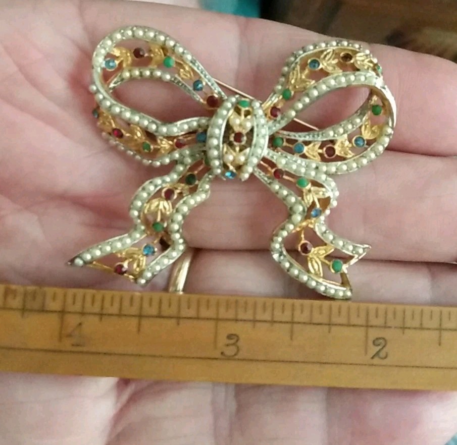 Vintage SIGNED RARE CASTLECLIFF Christmas Ribbon Bow Rhinestone & Faux Pearl Pin