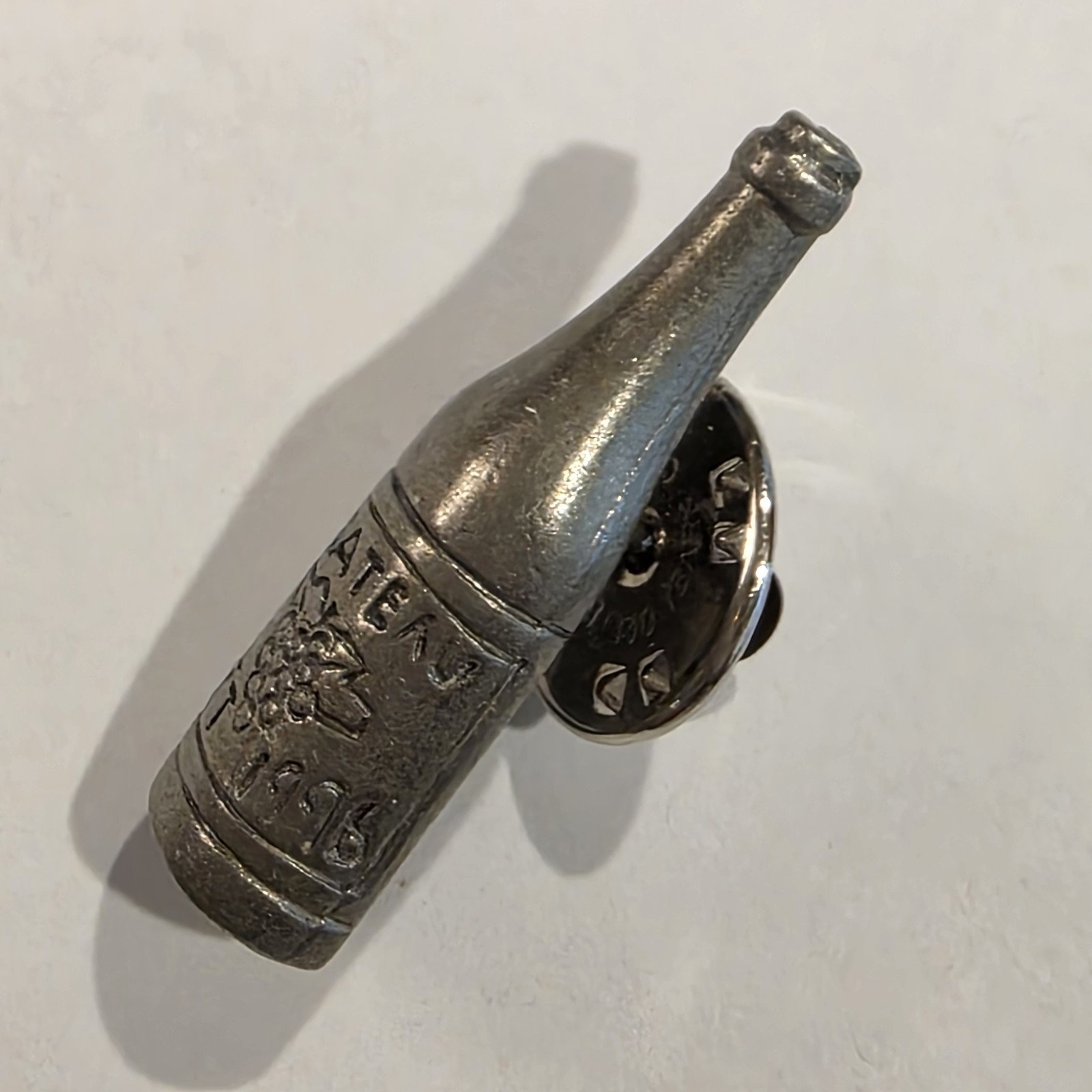 VINTAGE JIM CLIFT Pewter Lapel Tie Tac Pin CHATEAU WINE BOTTLE 1″ DATED 1996