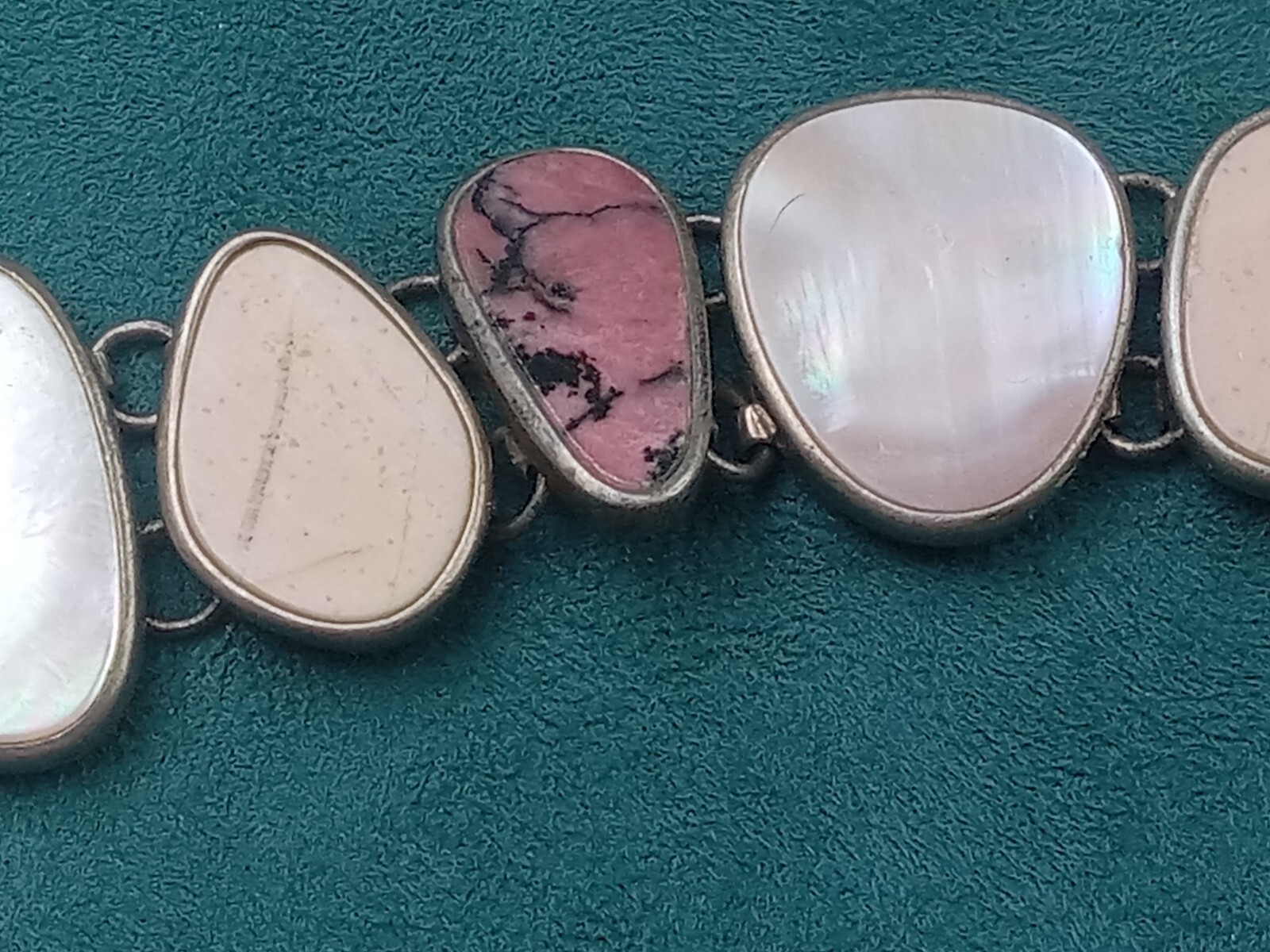 Sterling Silver 7.5″ Long Link Bracelet w. Mother of Pearl & Agate Settings: 44g