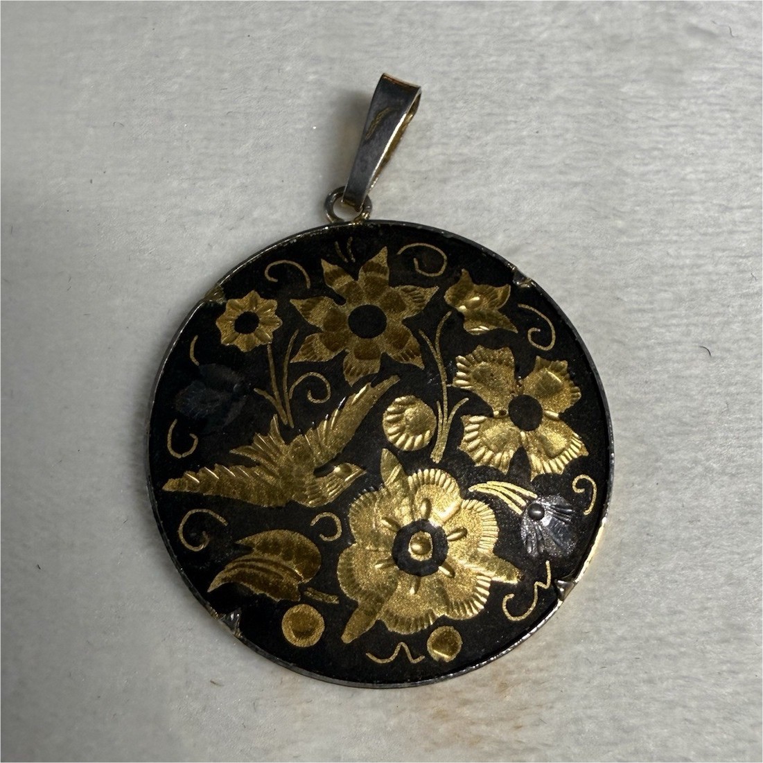 Round Black Gold Floral Bird Charm Pendant Flowers & Plants Theme