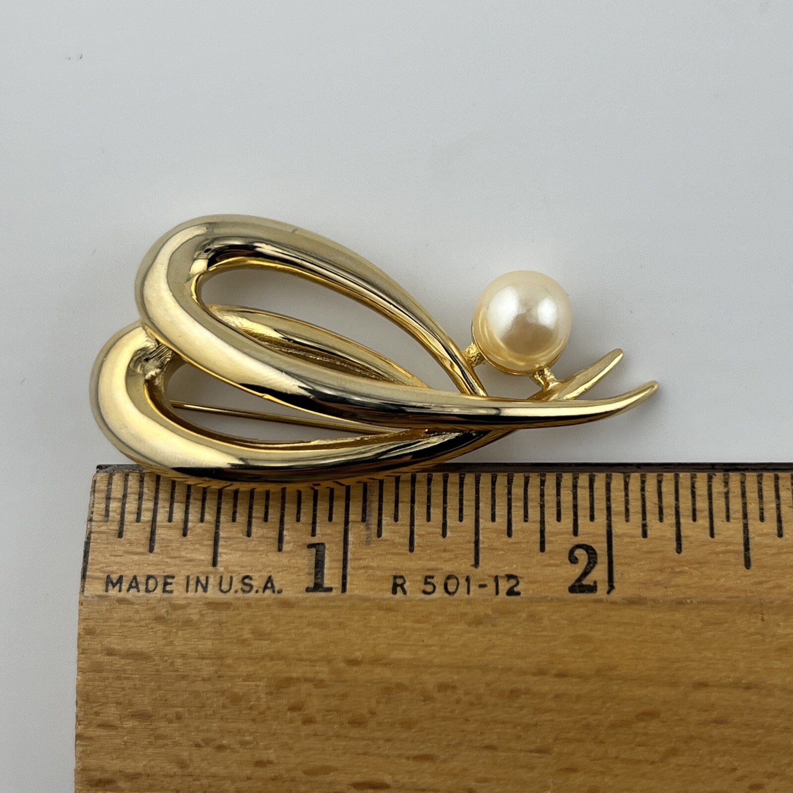 VINTAGE Richelieu faux Perl open work Brooch A-53