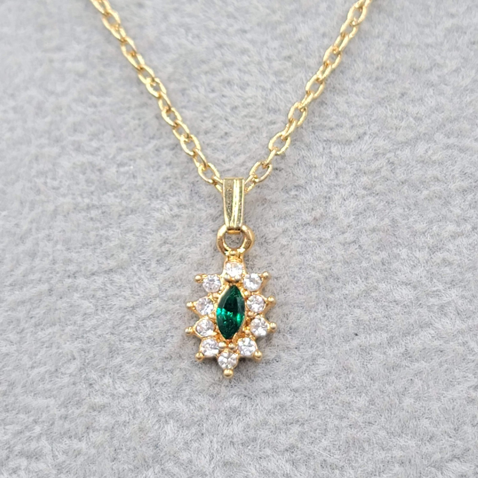 Vintage Green Stone Pendant Necklace Gold tone May Birthstone 18″
