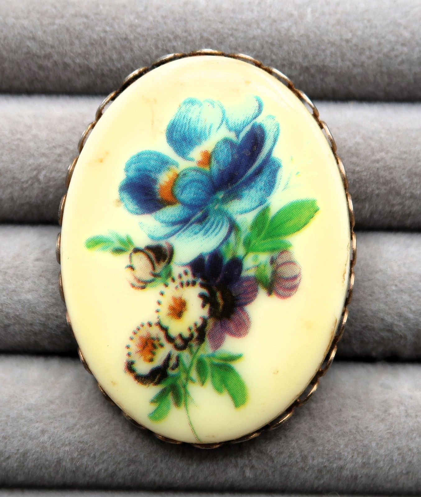 Vtg Cameo Brooch Floral Bouquet Design Cream Base Scalloped Metal Frame