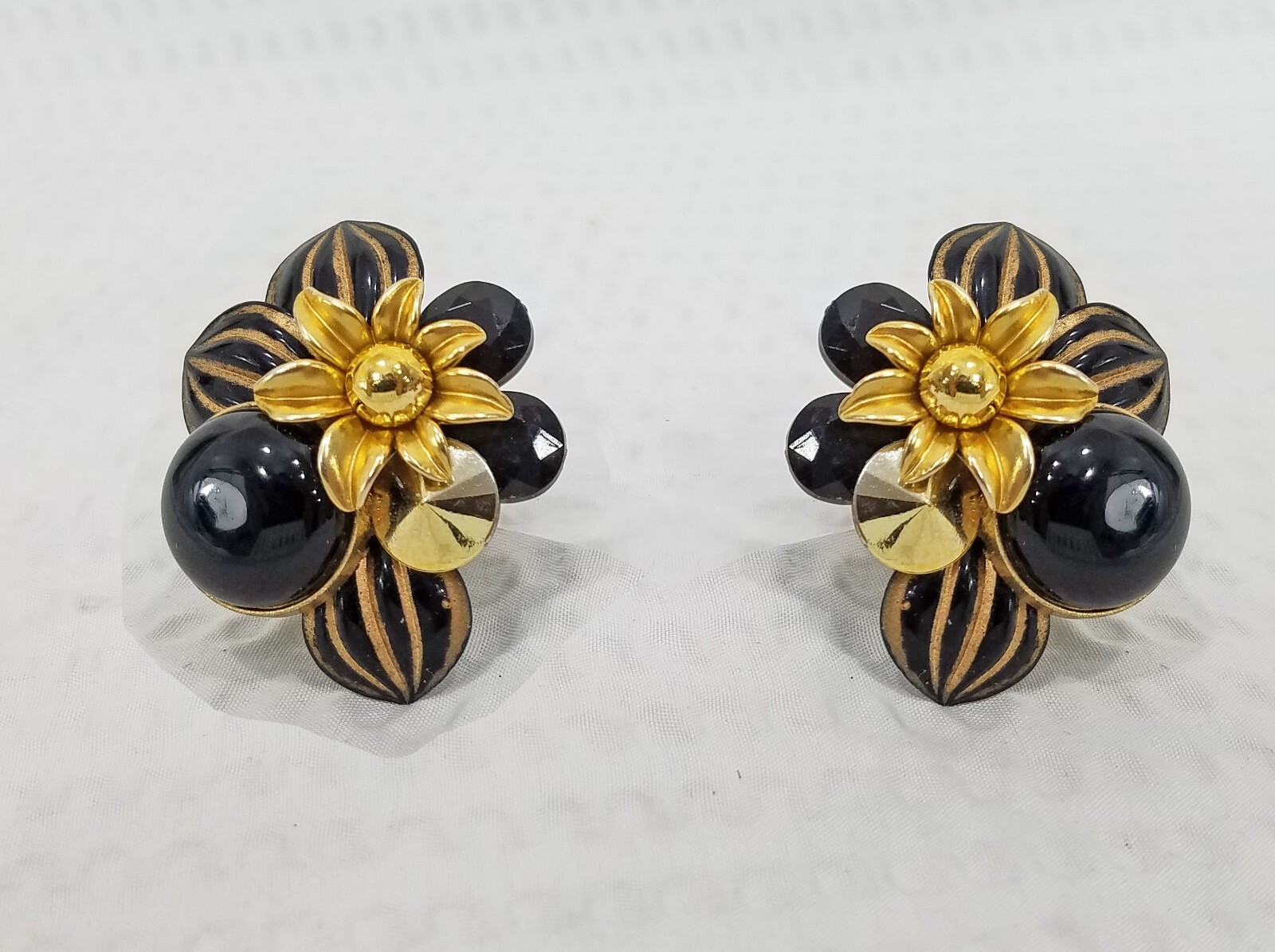 Vtg. Circa 1980s Black and Gold Tone Floral Cluster Clip-On Statement Earrings