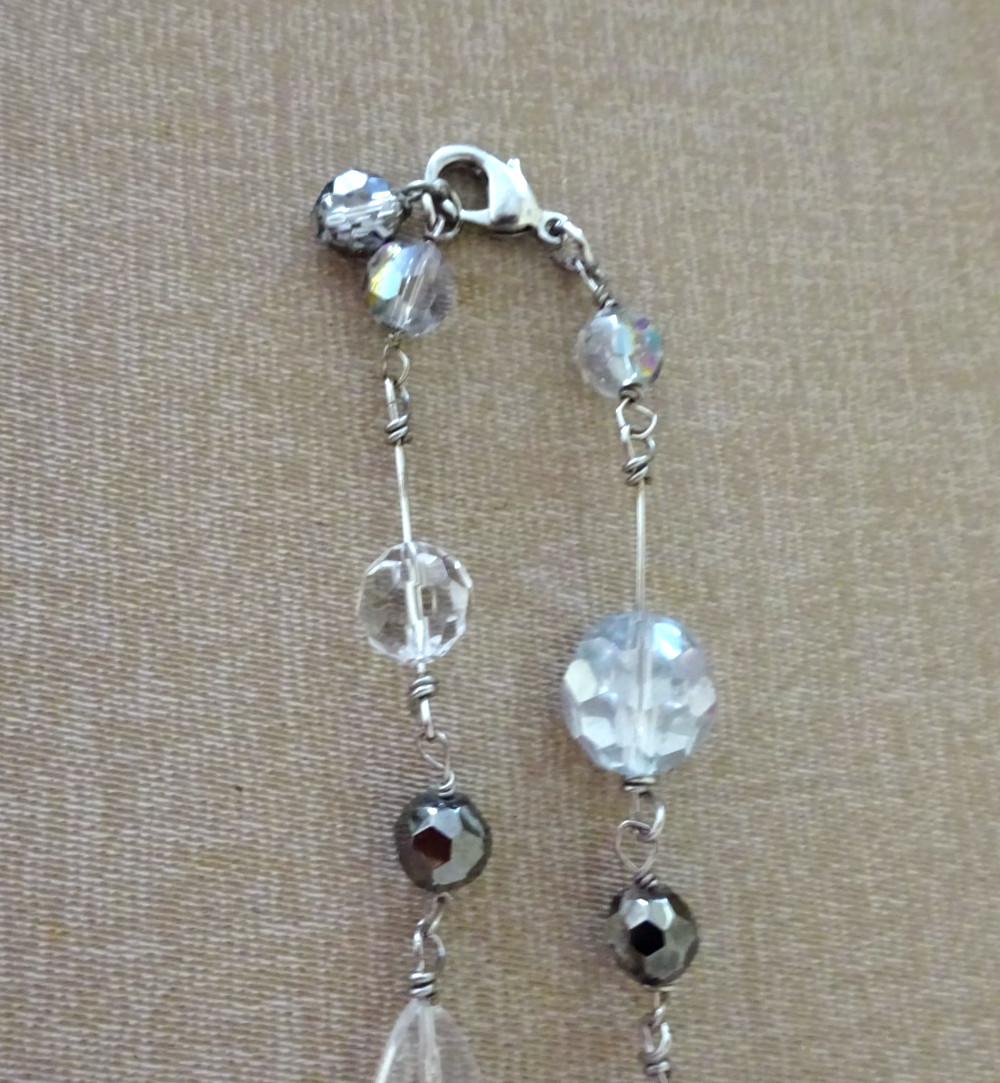VINTAGE SILVER TONE & FACETED CUT ARORA BOREALIS CRYSTAL STATION NECKLACE 40″