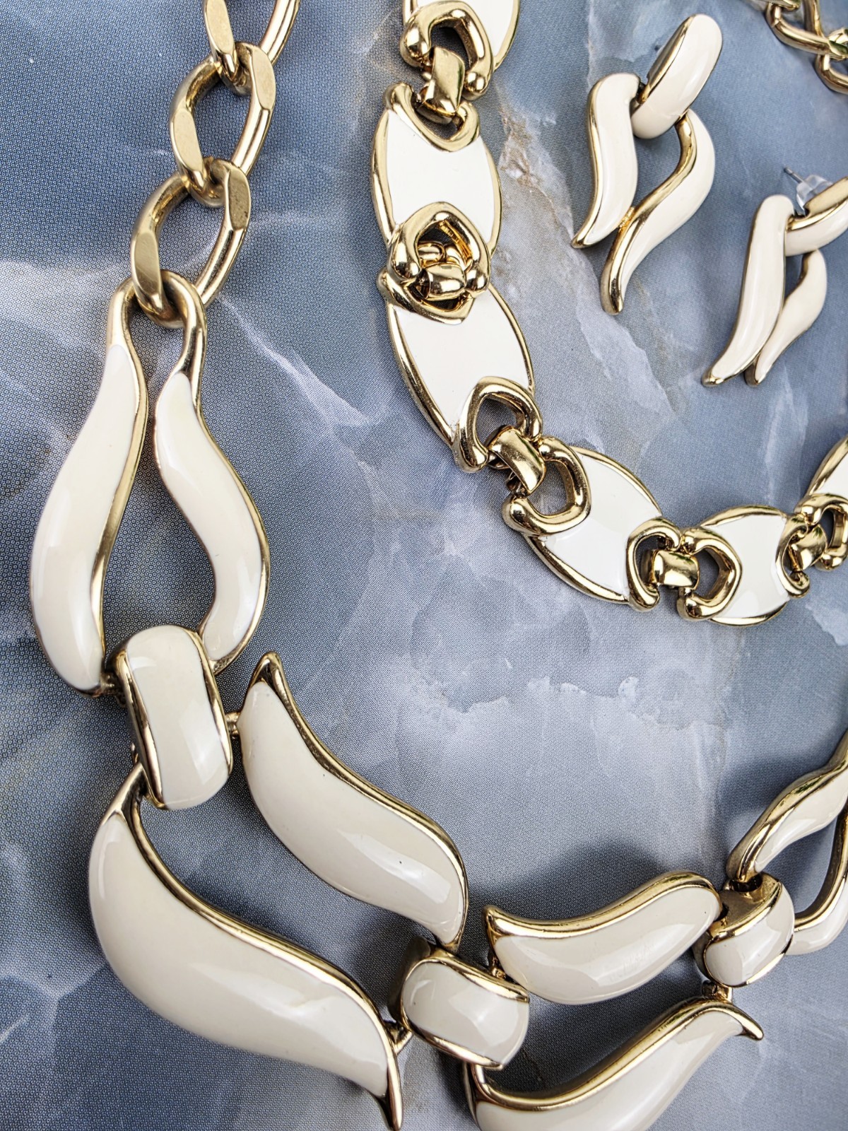 4pc Vintage Monet Gold Tone And Ivory Enamel Jewelry Set All Signed