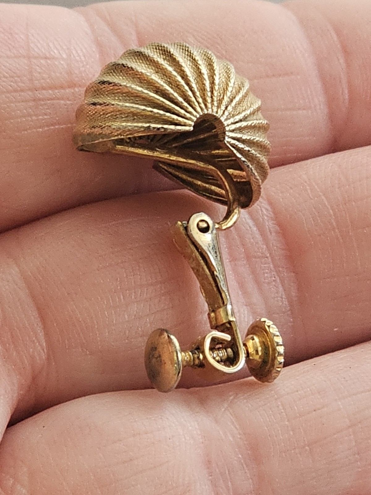 Vintage Adjustable Clip On Earrings In Vendome Armadilla Style. Gold Tone. 1950s