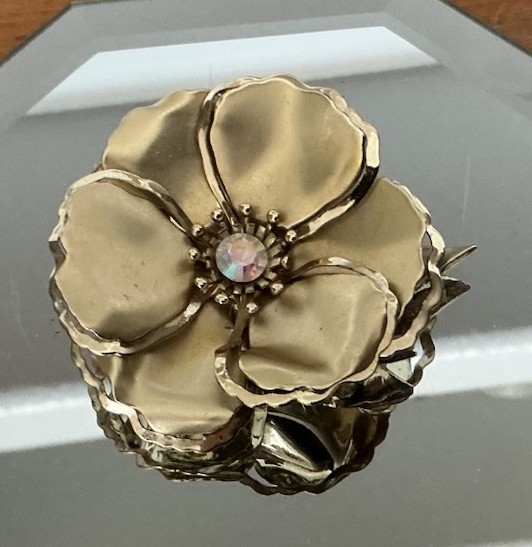 VINTAGE ESTATE ENAMELED FLOWER GOLD TONE APPROXIMATELY 2 1/2 INCHES BROOCH