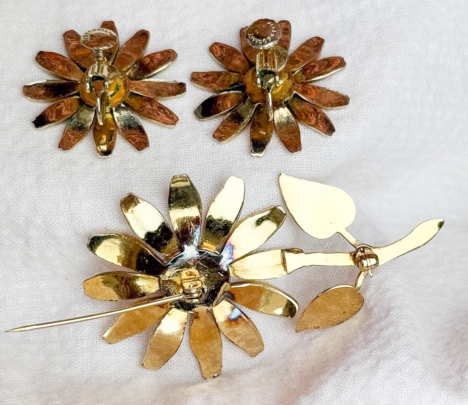 Vintage Accessocraft Gold Tone DAISY Brooch and Adjustable Clip-On Earrings Set