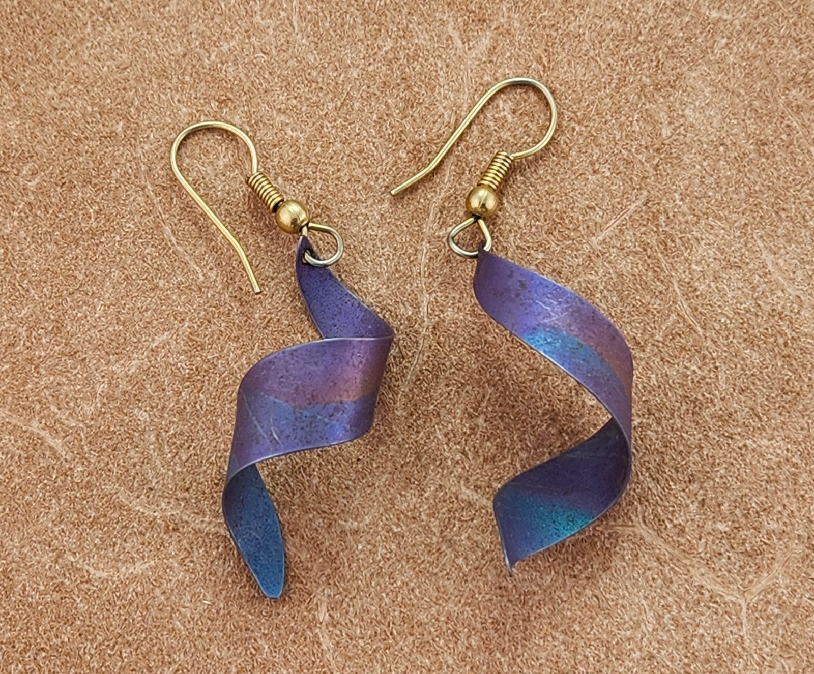 Vintage Violet & Blue Lightweight Dangle Twisted Ribbon Spiral Metallic Earrings