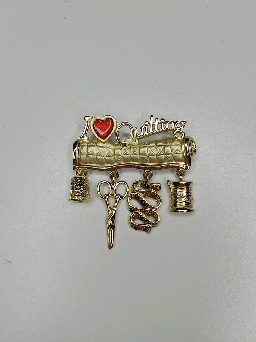 I Love Quilting Pin Brooch – Quilt Thimble Scissors Measuring Tape Thread