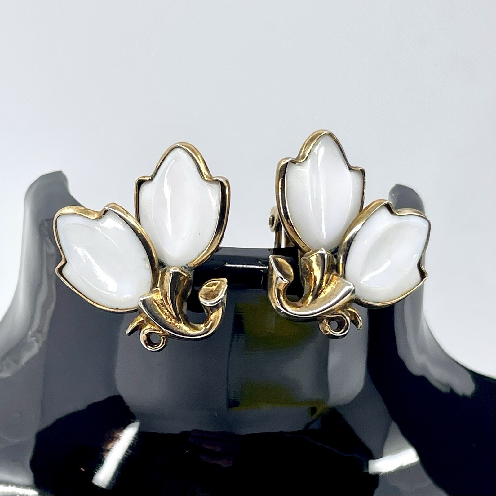 Vintage Crown Trifari Pat Pend Milk Glass Floral Bracelet Clip On Earrings Set