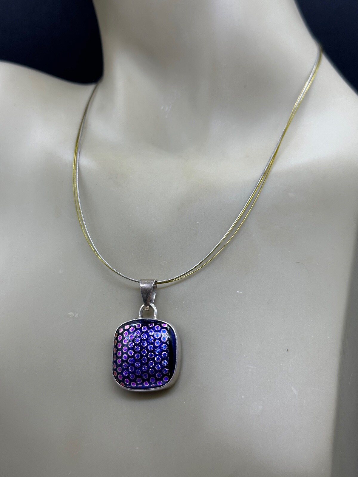 ESTATE STERLING SILVER WIRE PEACOCK PURPLE DOT ART GLASS PENDANT NECKLACE