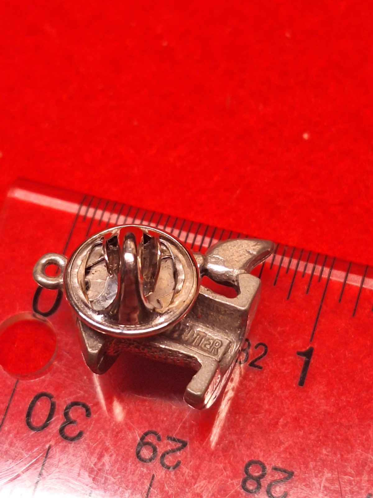 VINTAGE JIM CLIFT DESIGN BIRD AND FEEDER MADE OF PEWTER LAPEL PIN