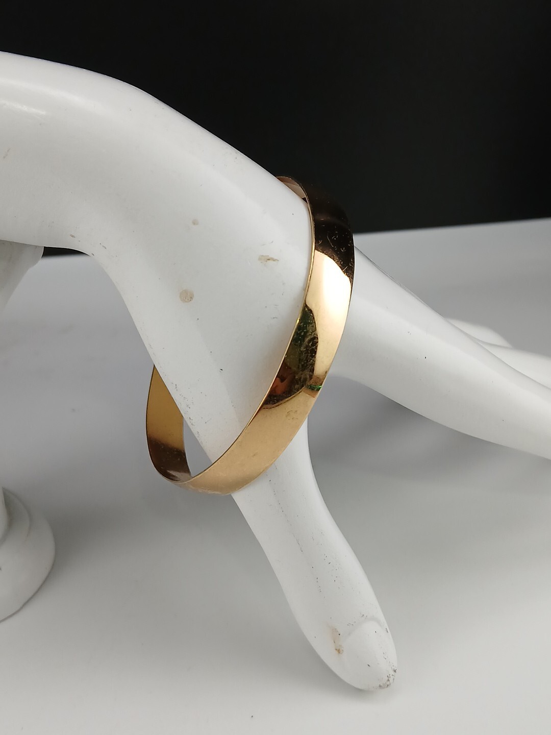 NAPIER 1980s polished gold tone 3/8 in wide size 7 3/4 in bangle bracelet