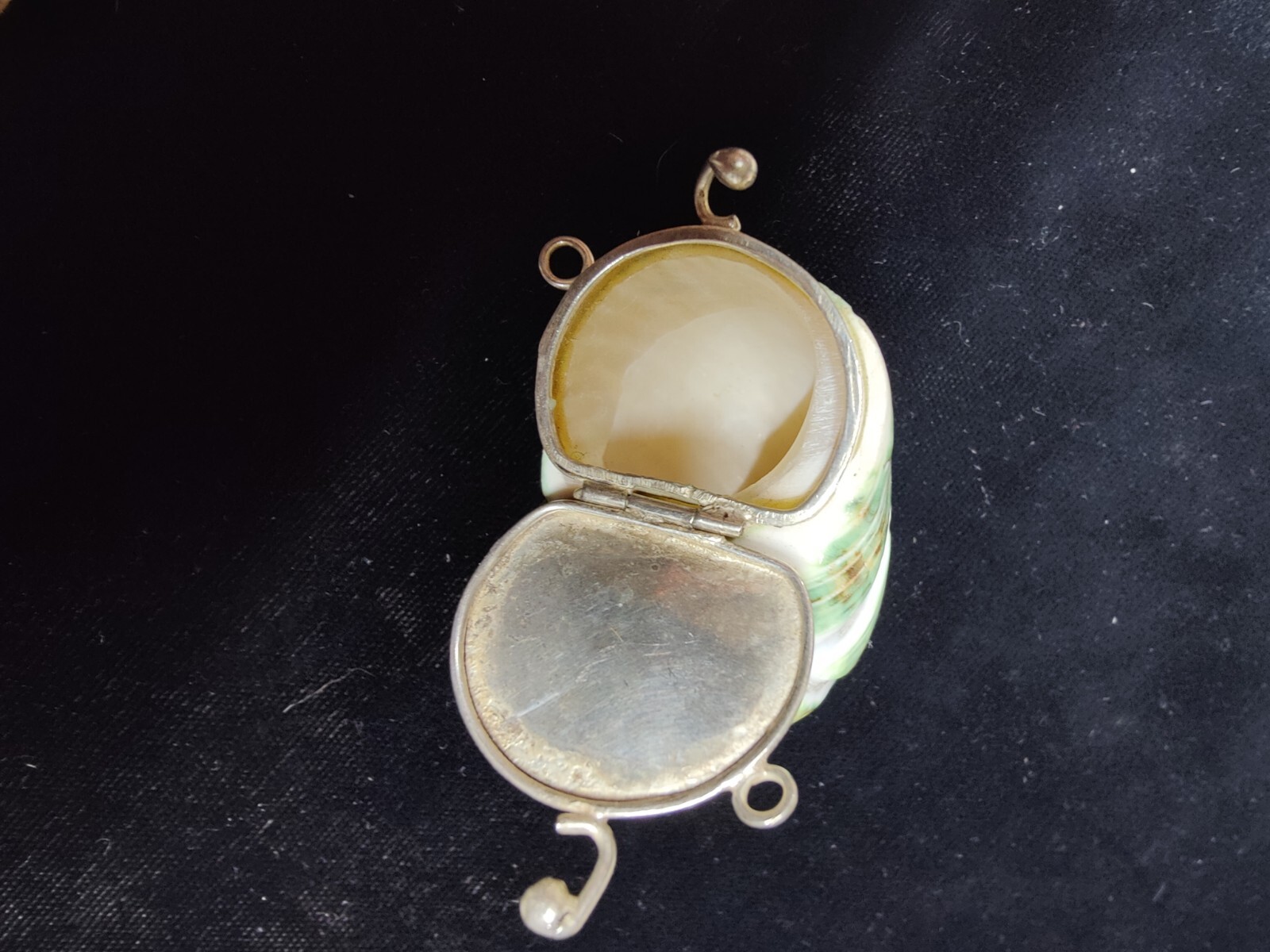 Natural Green Hand Carved 🐚 Sea Shell “Stash” Locket With Silver Free Shiping