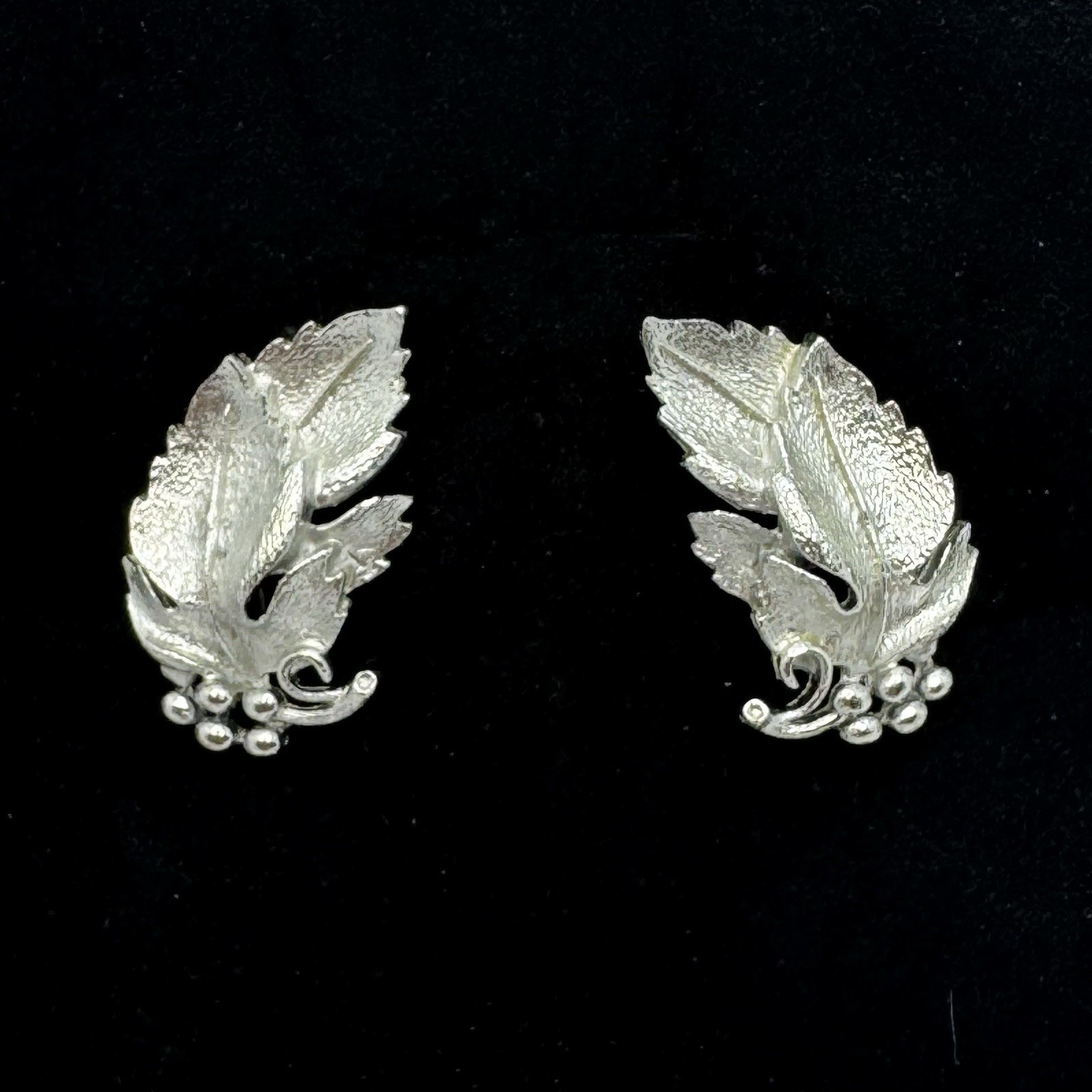 Vintage LISNER Leaf Leaves Grapes Berries Textured Silver Tone Clip On Earrings