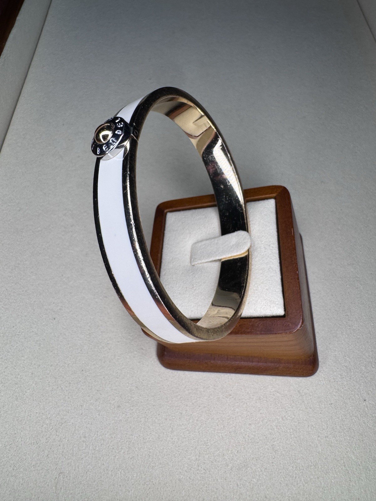 Henri Bendel White Enamel Screw Motif Bangle Bracelet Gold Tone Hinged Designer