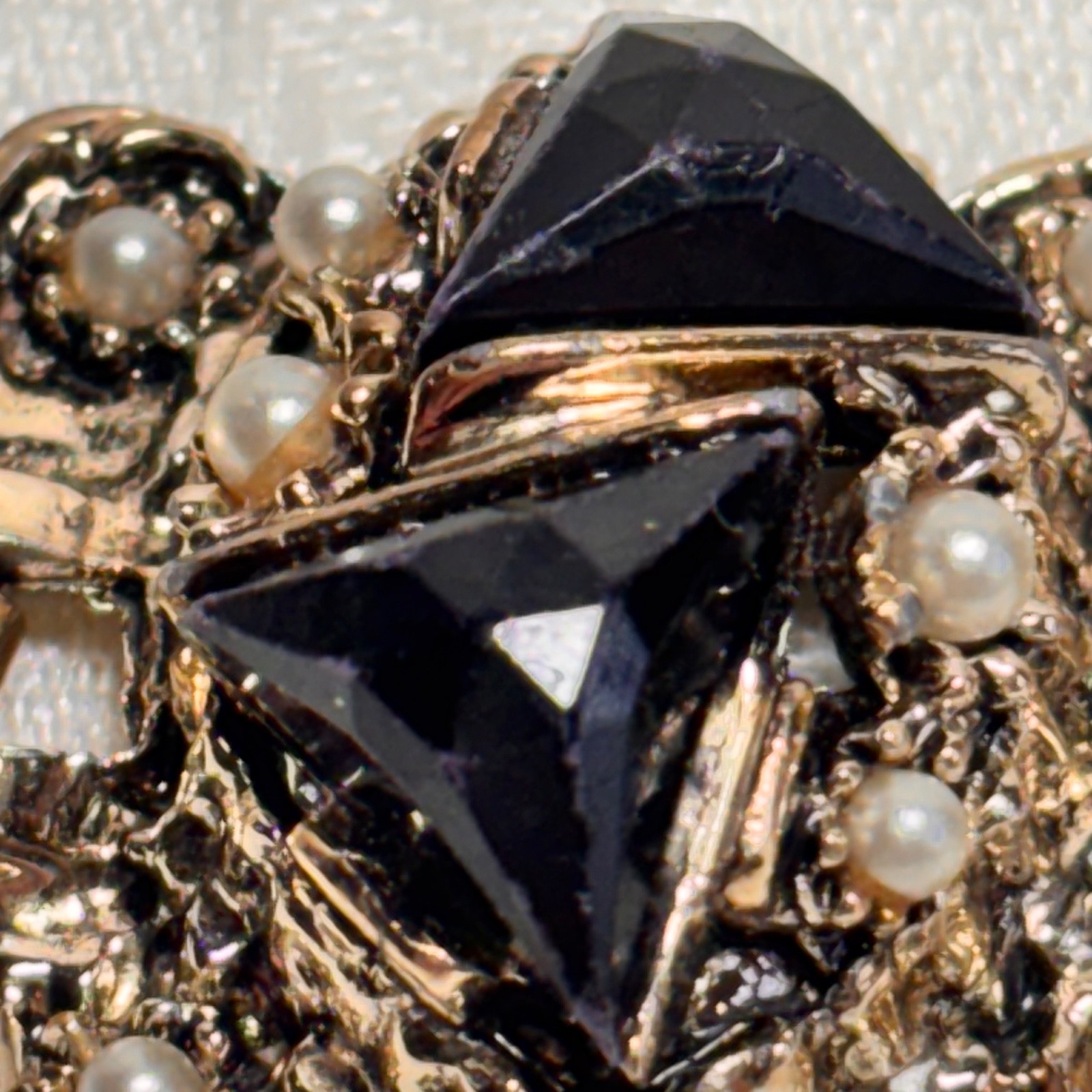 BRACELET black faux gem faux pearl silvertone metal link fold over clasp vintage