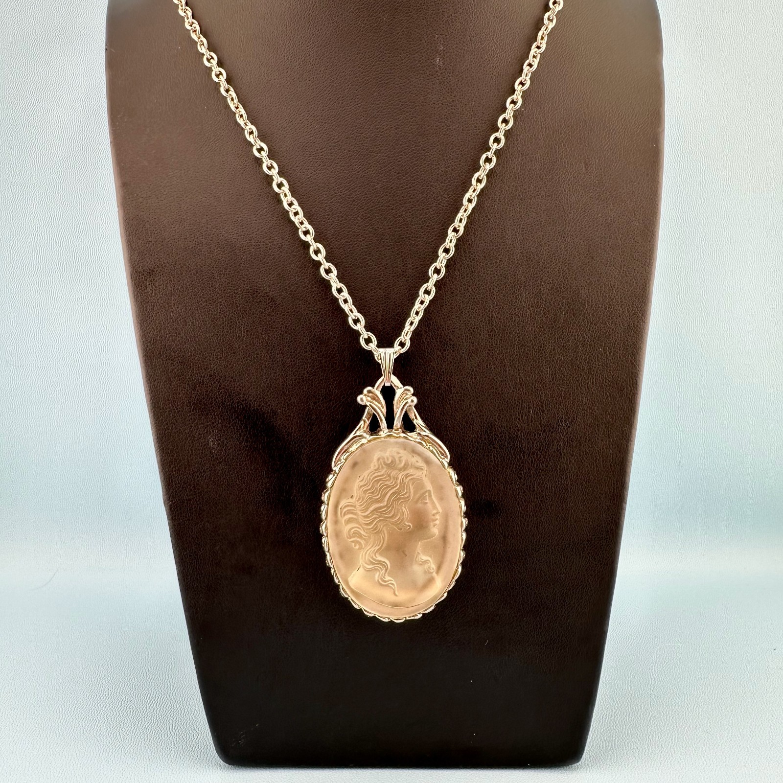 Vintage Frosted Opaque Glass Cameo Pendant Necklace Silver Tone Off White 28″