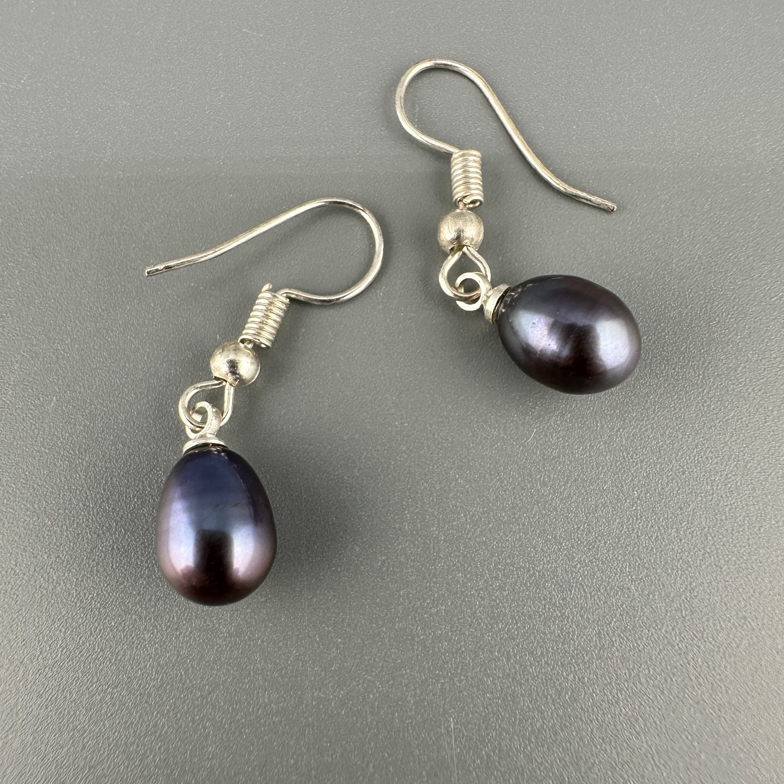 Vintage Black Tahitian Pearl Earrings Oil Slick Dangle Silvertone Purple Peacock
