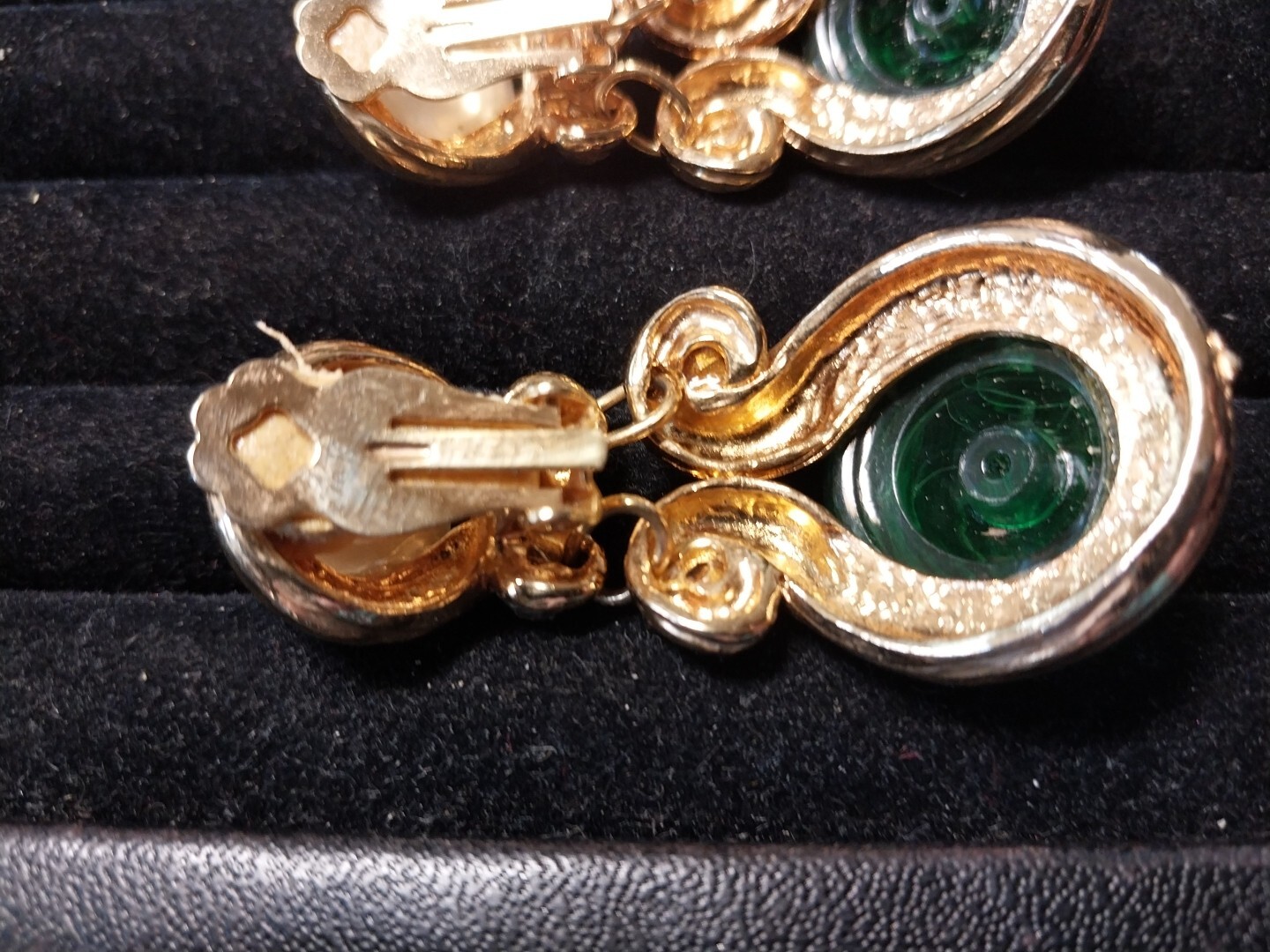Vintage Grosse Gold Tone Gripoxi Swirled White & Green Cabs Mogul Drop Design A8
