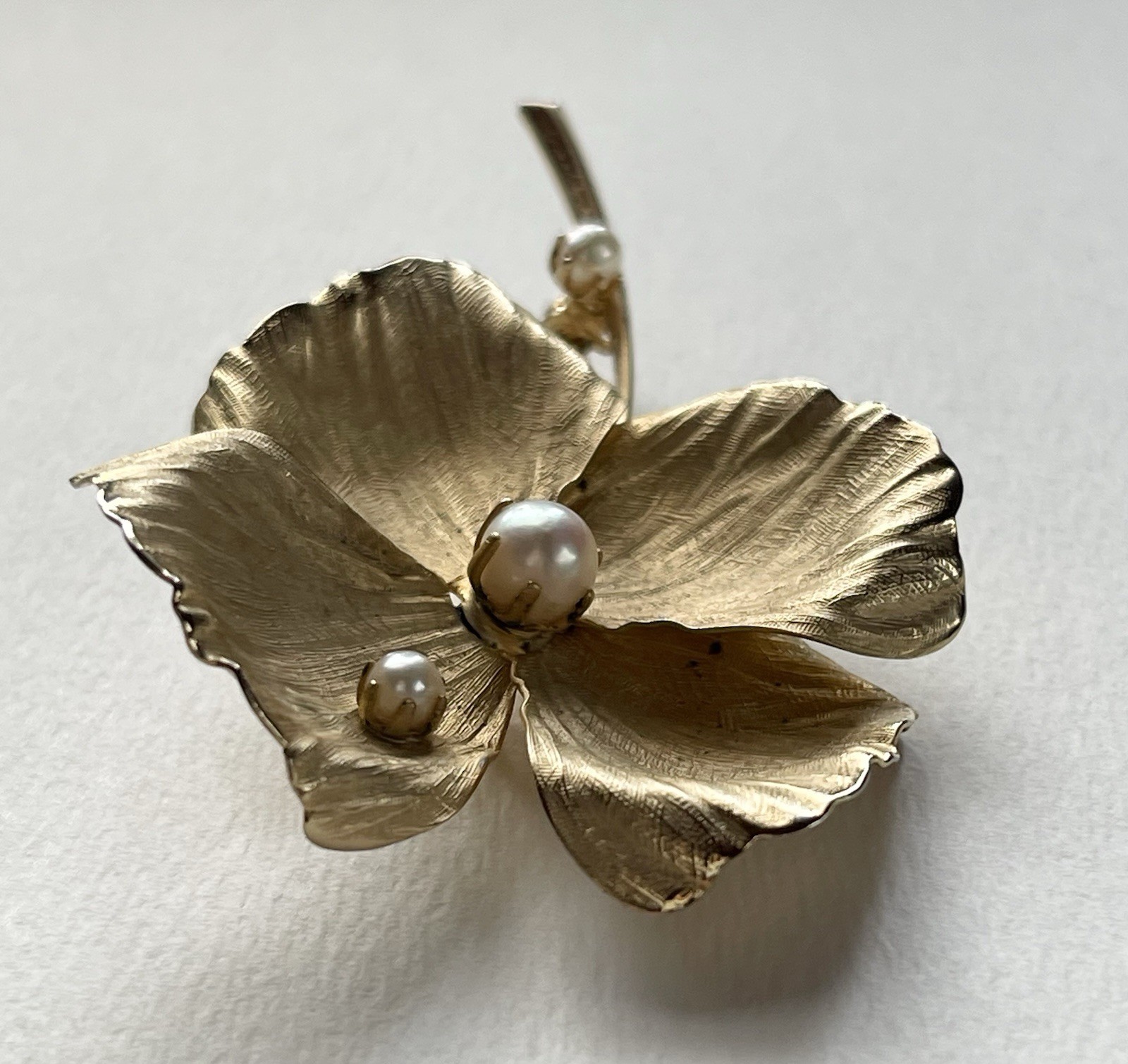 Vintage Textured Gold Tone Flower Pansy with Prong Set Faux Pearl Accents