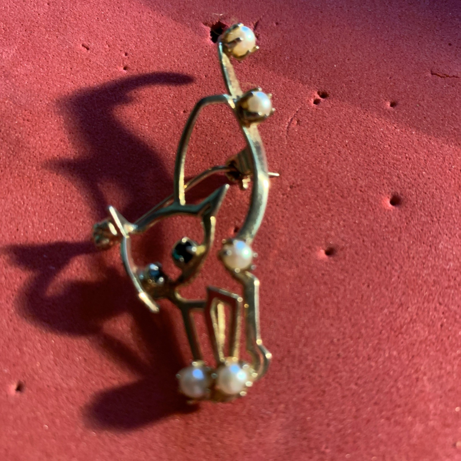 Estate cat Pin with pearls measures 1inX2i quality Gold=tone safety catch clasp
