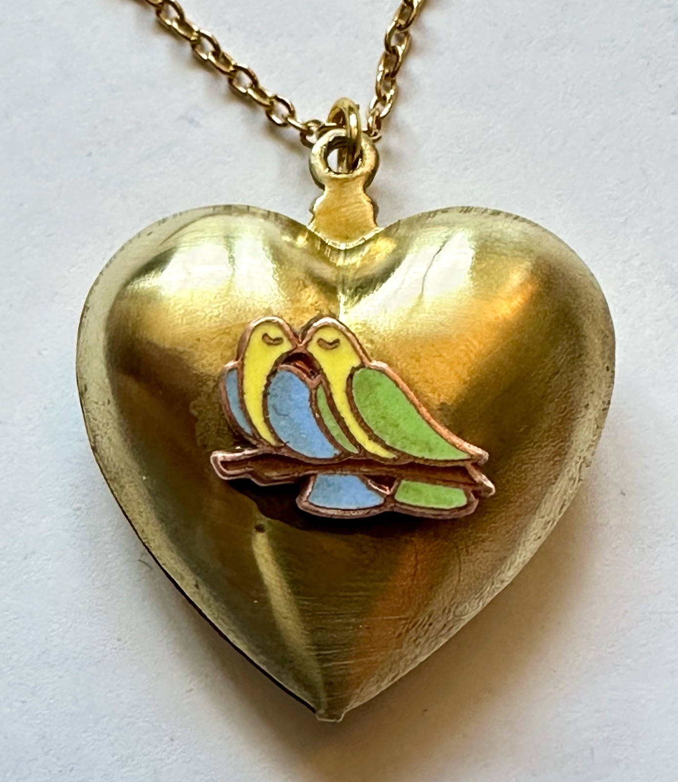 VINTAGE HEART PUFF BRASS W LOVEBIRDS PENDANT 1 1/4″ NECKLACE 24″ VTG BRASS CHAI