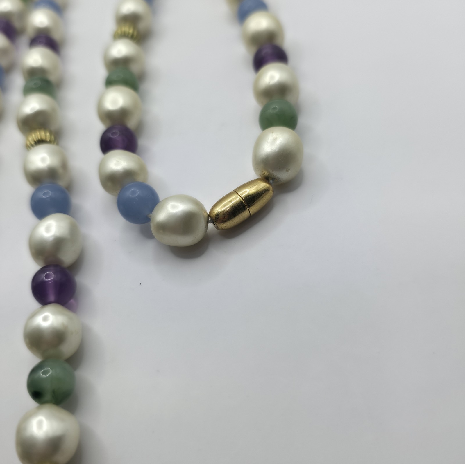 Avon 1986 VTG Faux Pearl White/Blue/Purple/Green and Goldtone Beaded Necklace