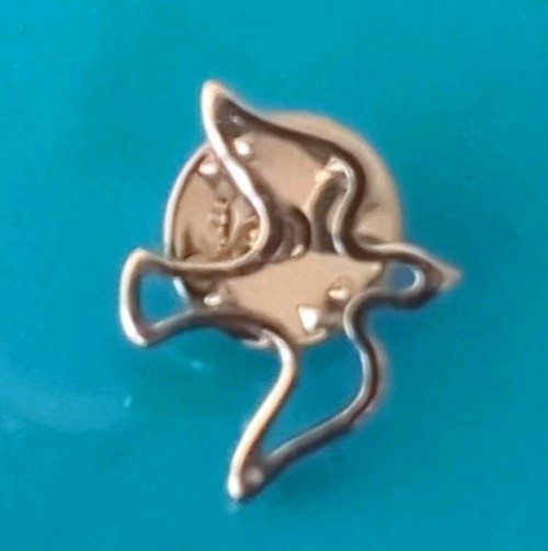 PEACE DOVE Silver Tone Vintage Lapel Pin Bird VEUC! *