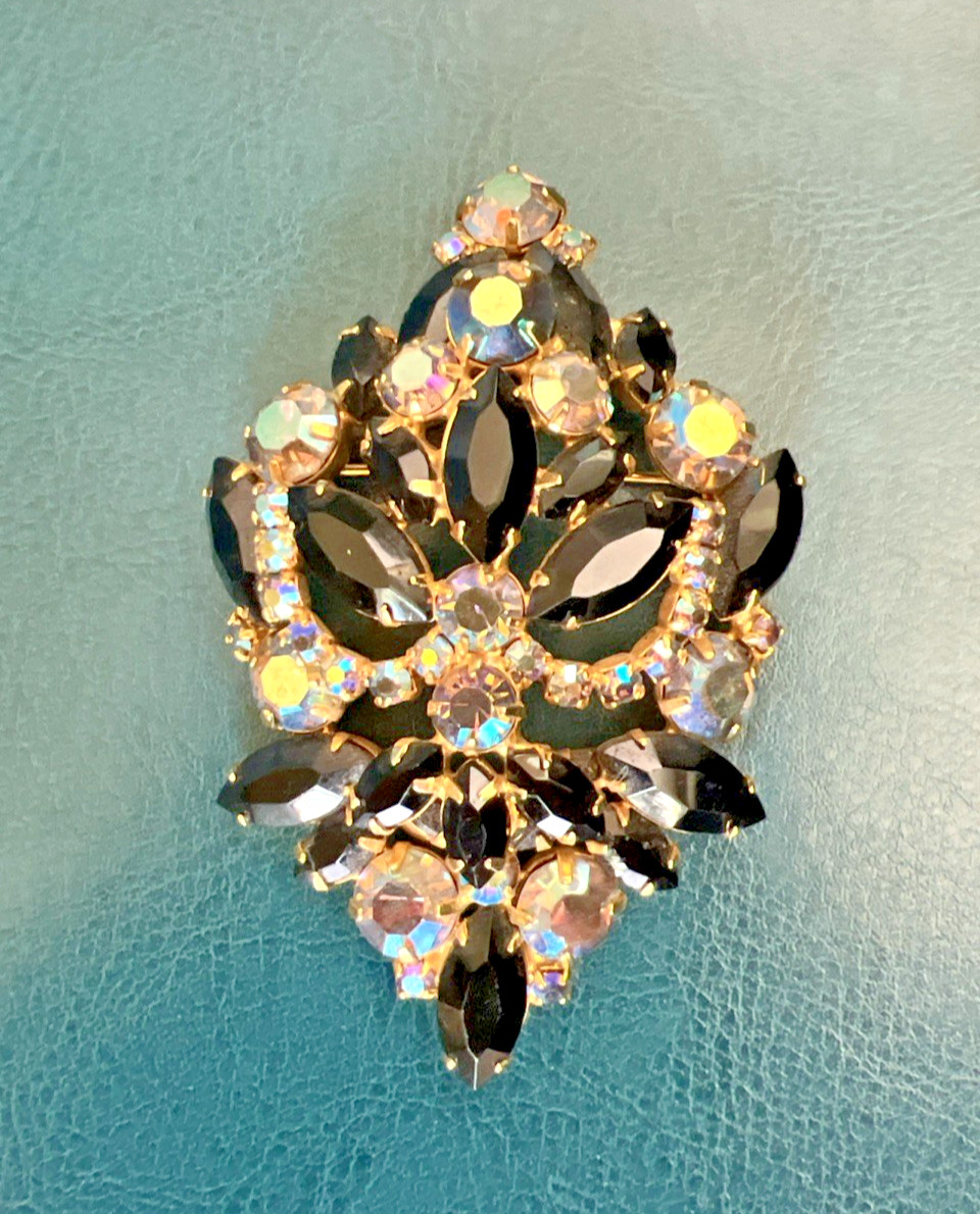 VINTAGE MCM JULIANA BLACK & AURORA BOREALIS RHINESTONE BROOCH 3″ H x 2″ W