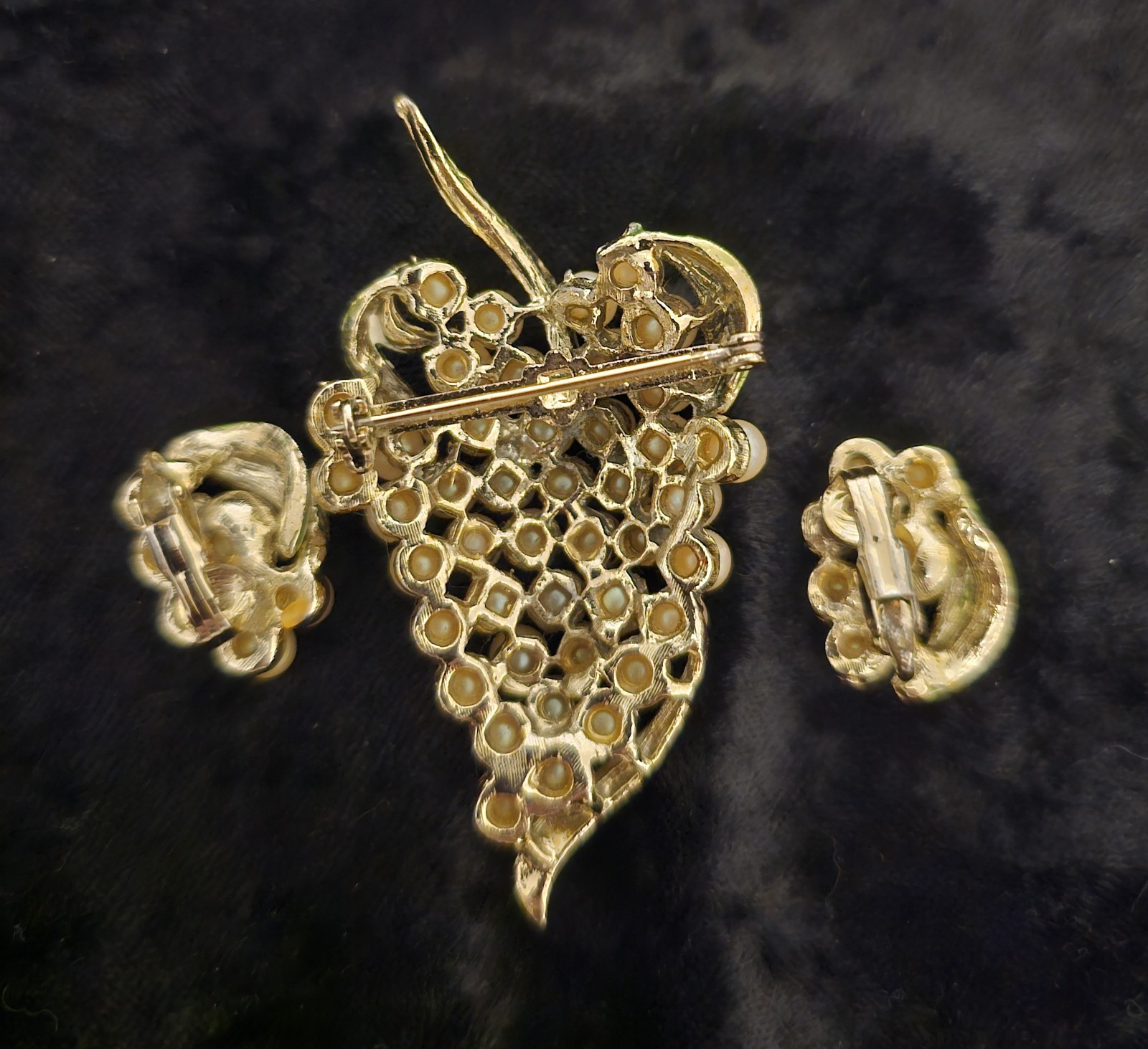 Jewelry set Goldtone brooch & Clip-on earrings Grape clusters Faux Pearls Enamel