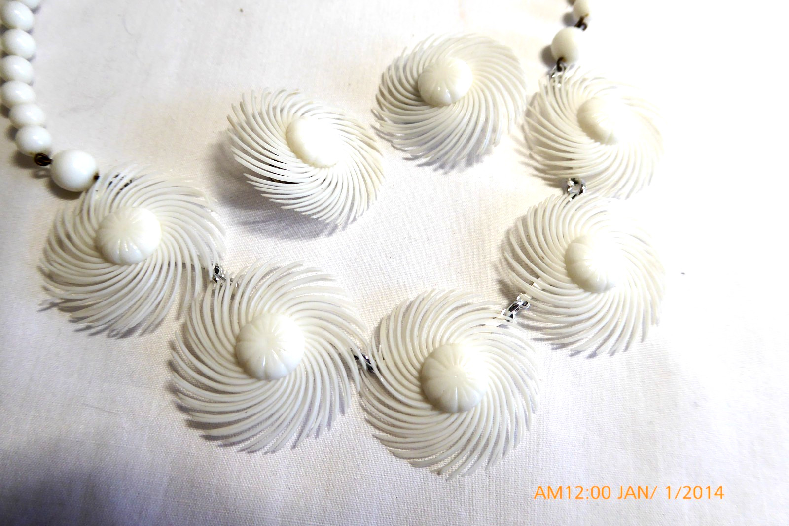 VINTAGE 50s WHITE SOFT PLASTIC PINWHEEL NECKLACE & EARRINGS SET