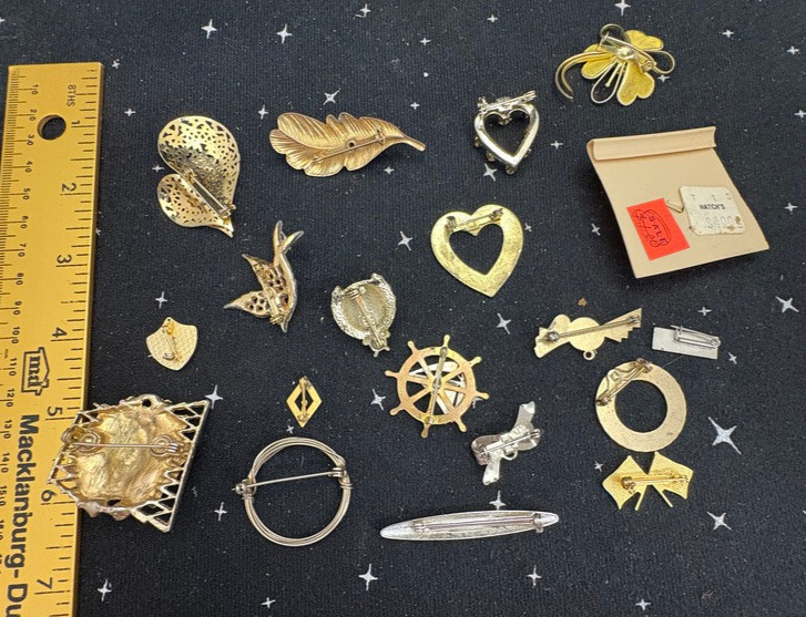 VTG Metal Pins Lot Of 18 Hearts,Stars,Flowers Mostly Gold Color