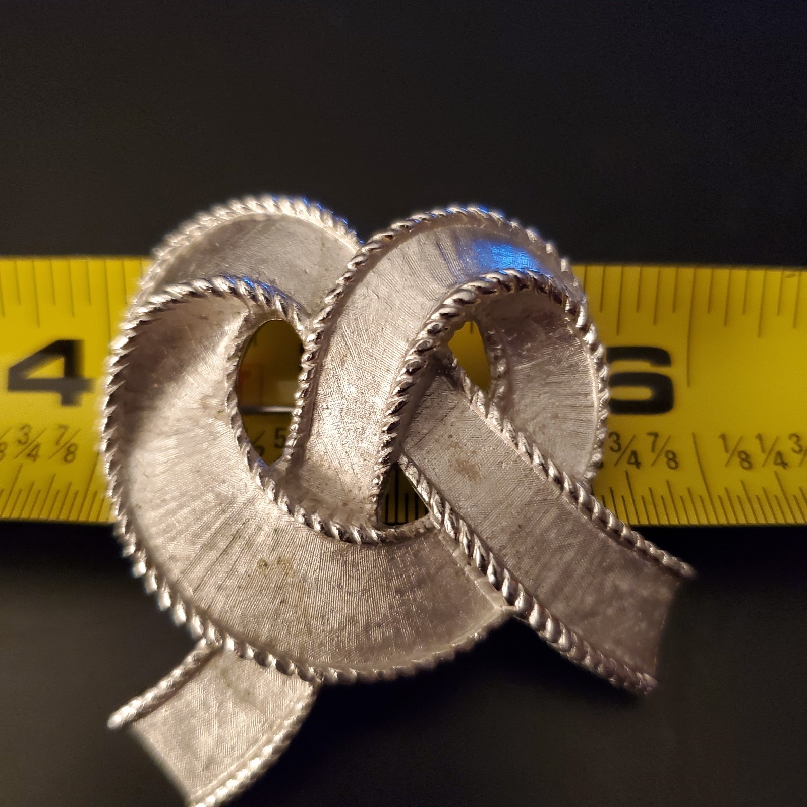 Vtg Crown Trifari 1960’s Brushed Silver Tone Ribbon Pretzel Bow 2 ” Brooch Pin
