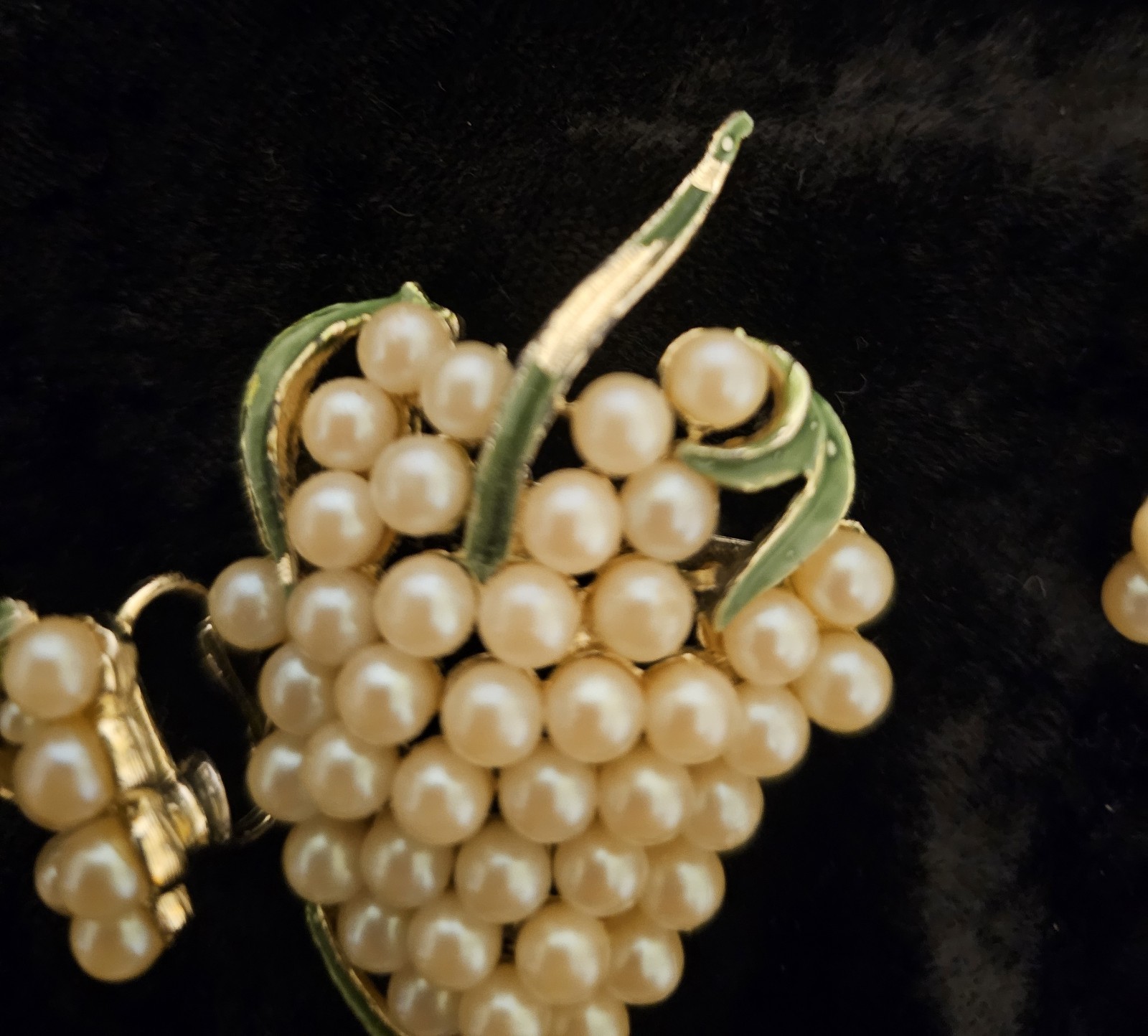 Jewelry set Goldtone brooch & Clip-on earrings Grape clusters Faux Pearls Enamel