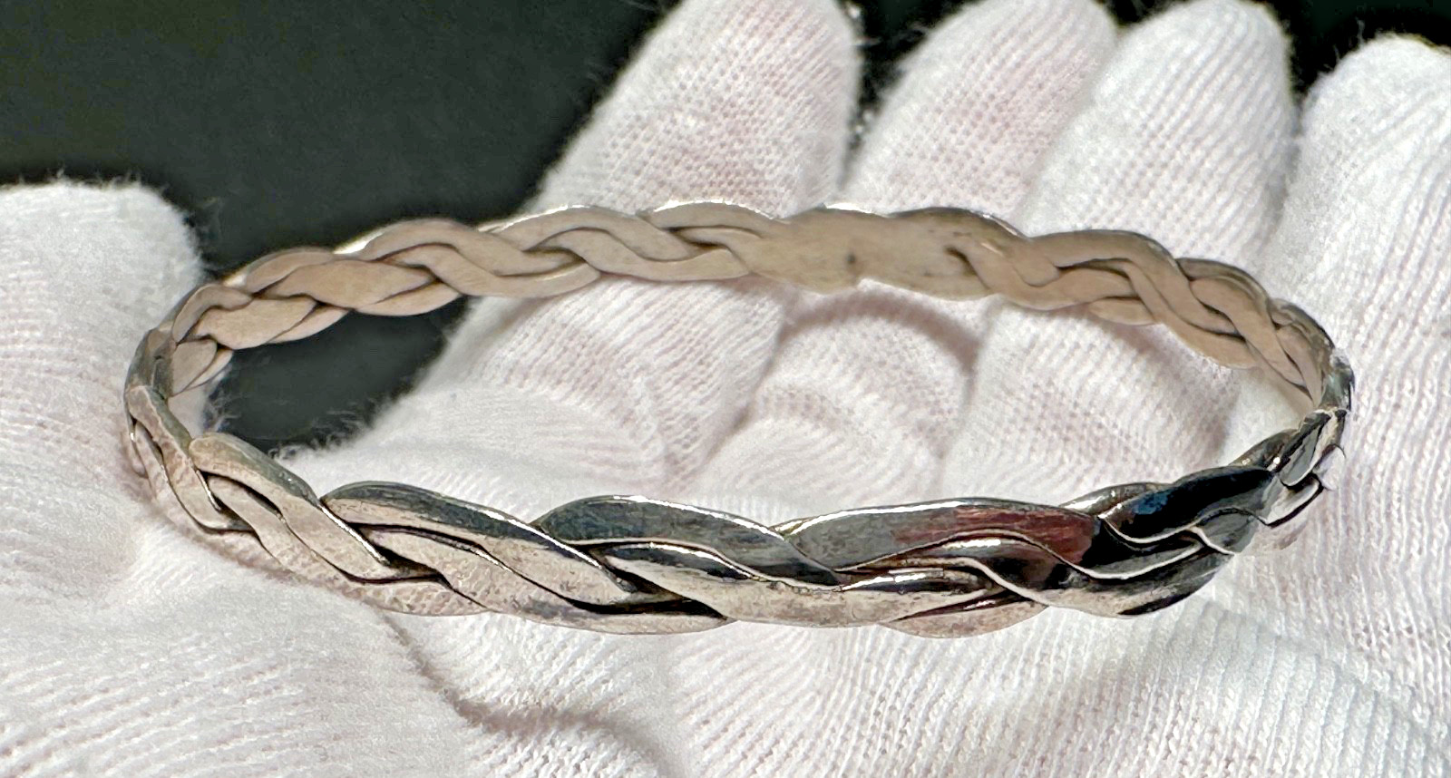VINTAGE SILVER TONE TWIST BANGLE BRACELET H372