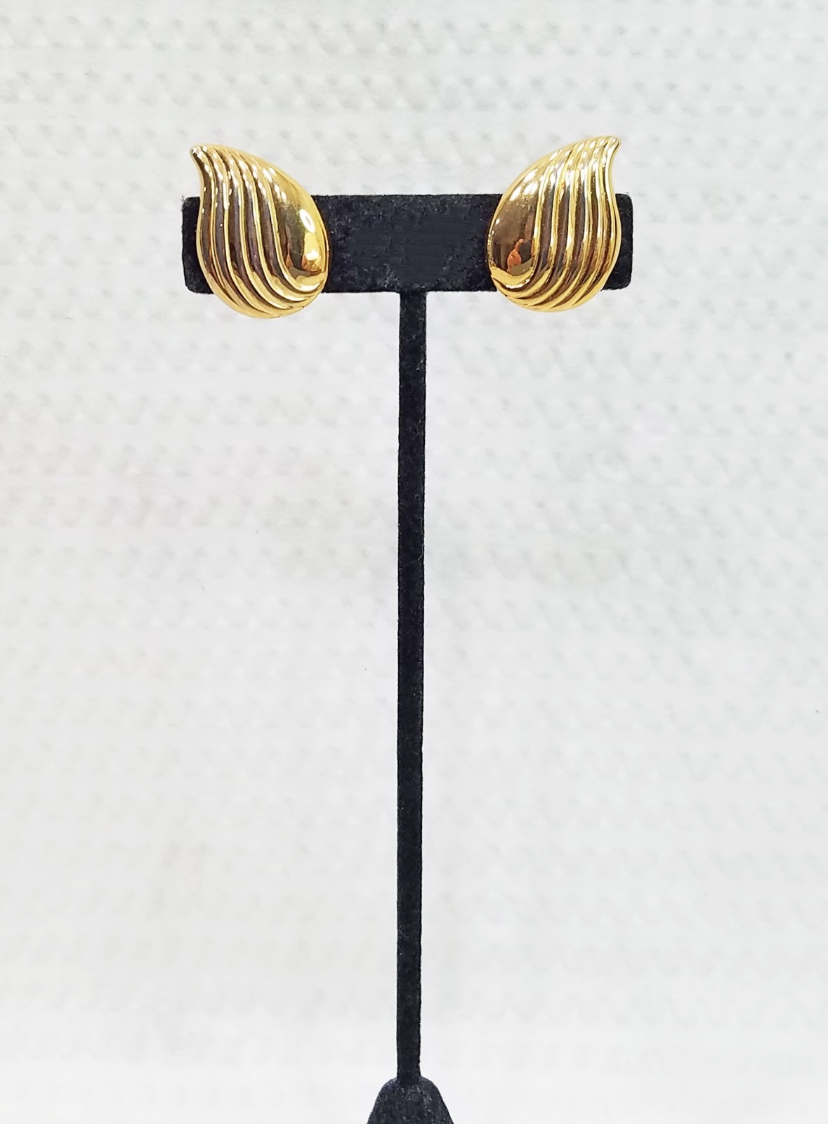 Vintage Signed Napier Earrings – Fluted Gold Tone Leaf-Shaped Adjustable Clip On