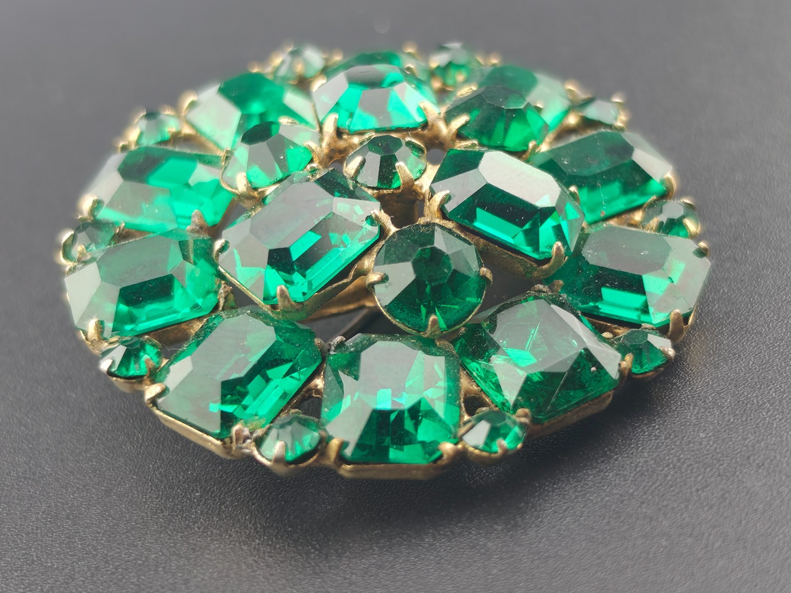 Vintage Emerald Green Rhinestone Crystal Gold Plated Flower Brooch Pin 2″