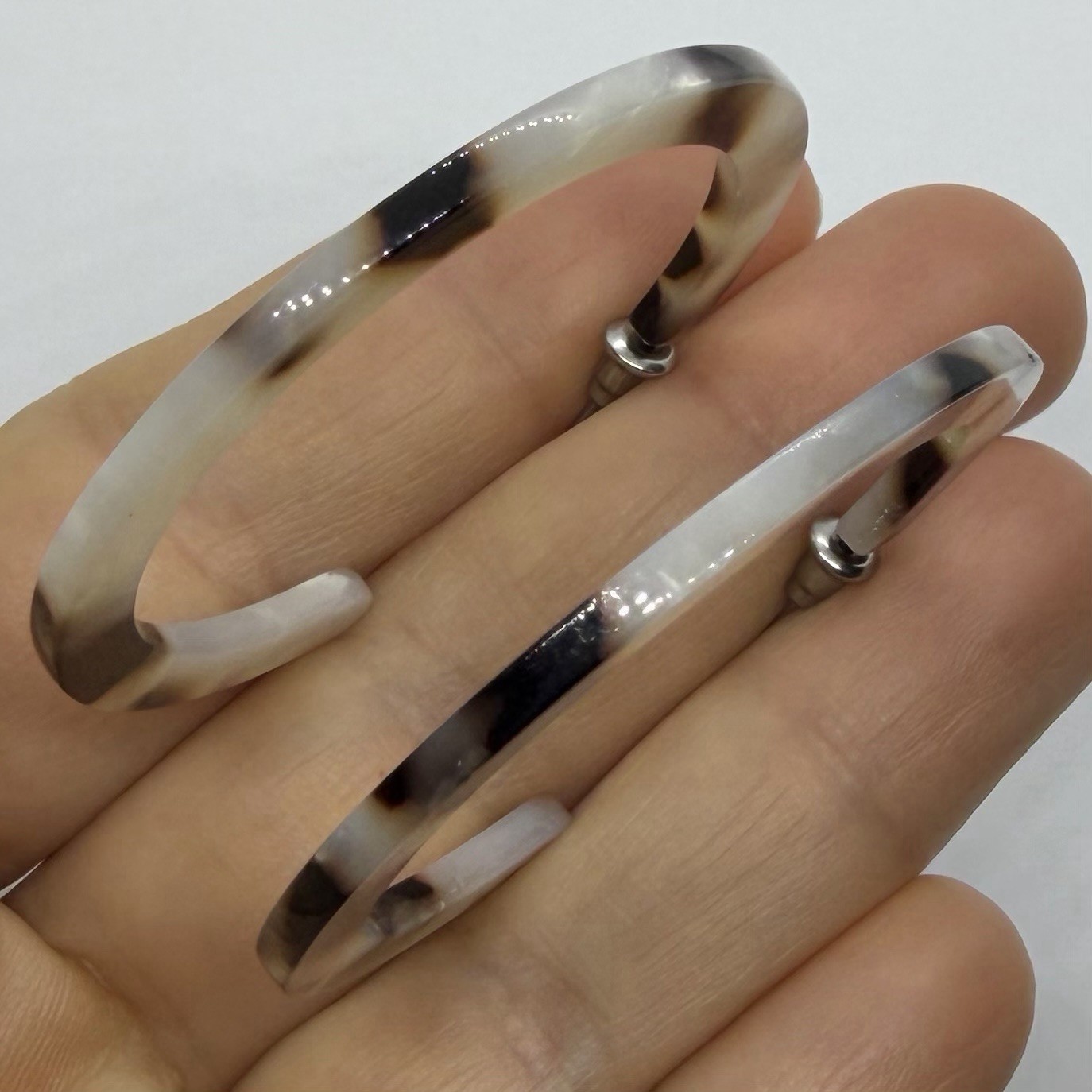 Vtg Brown White Large Resin Hoop Statement Earrings Round Post Mottled Marbled