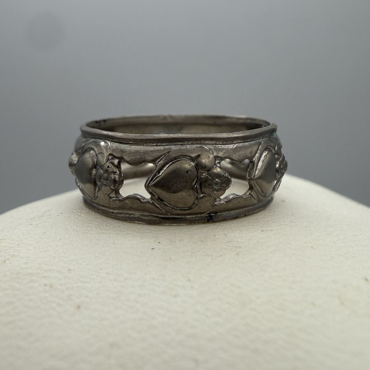 Vtg Sterling Silver Band Ring Sz Cut out Hearts & Flowers Design Sz 9