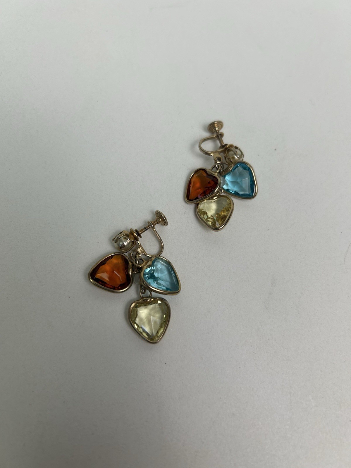 Vintage charming drop design with multicolored heart-shaped stones.