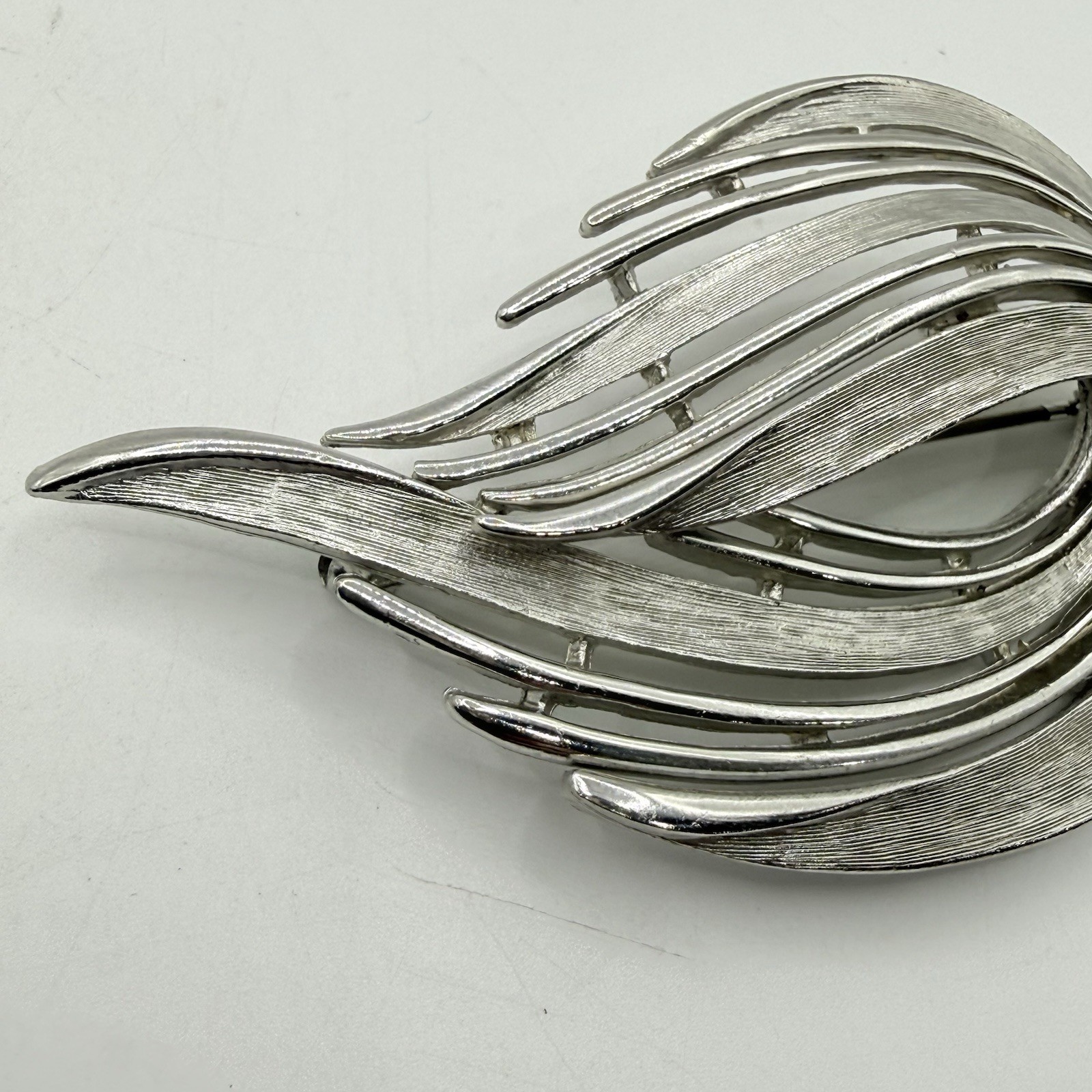 Vtg JJ Brushed Silver Tone Leaf Swirl Ribbon Brooch Pin Modern Texture Abstract