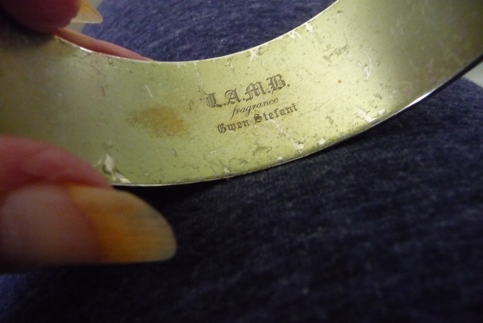 L.A.M.B. GWEN STEFANI SIGNED ABSTRACT B&W ENAMEL 1″ W BANGLE BRACELET #1925A