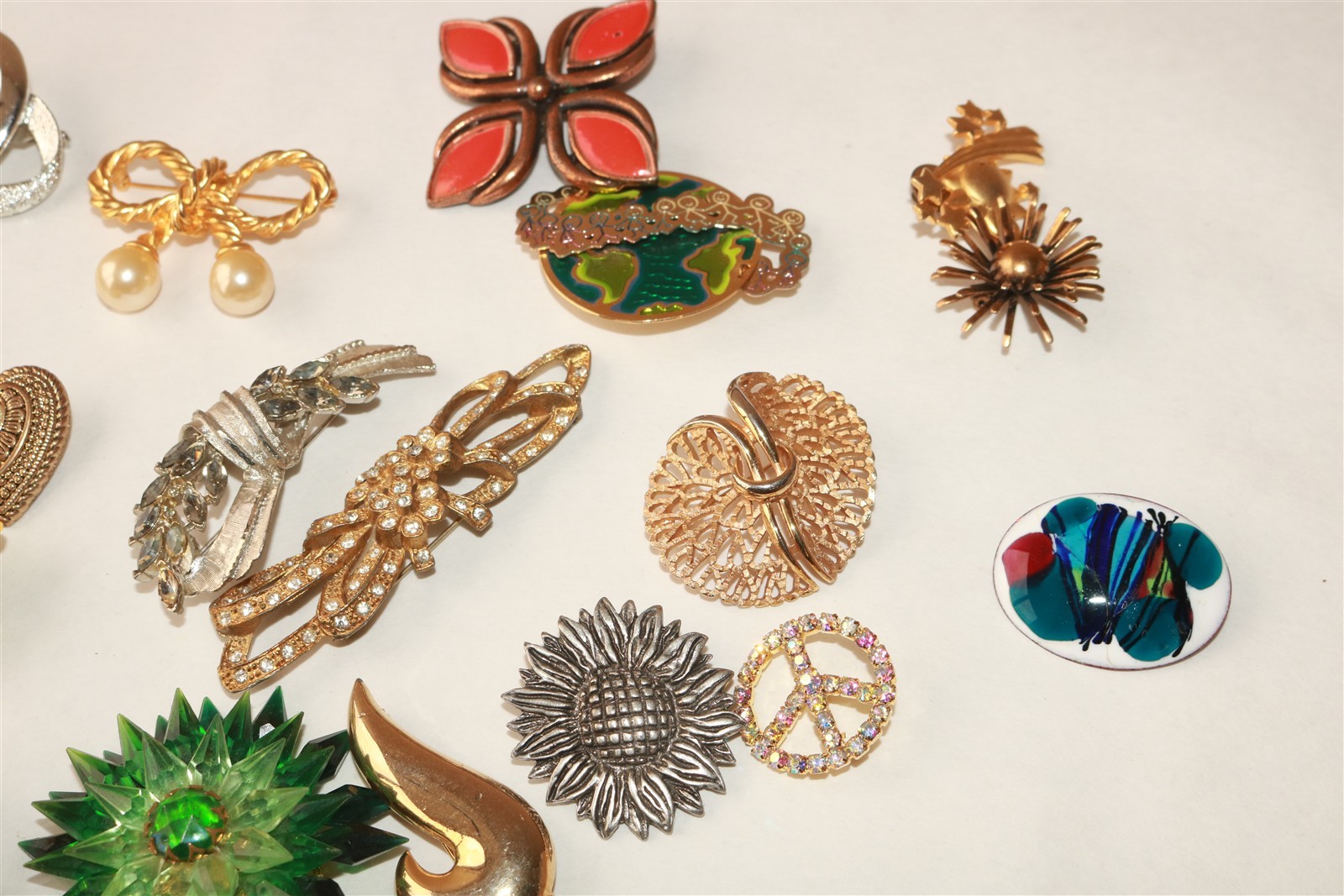 LOT OF 20 DIFFERENT VINTAGE TO MODERN BROOCHES PINS – Lot #10