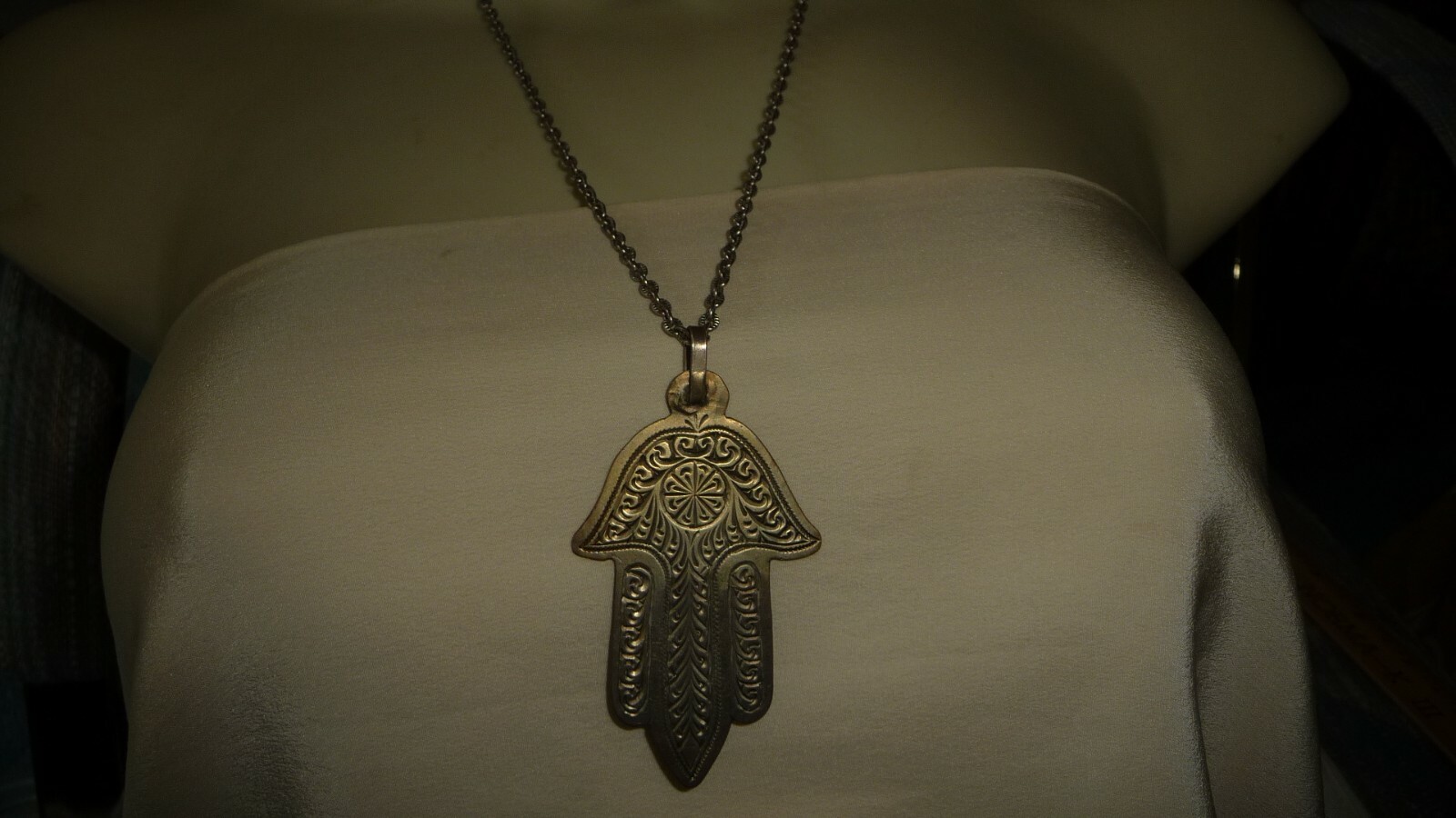 #6/18X vtg costume NECKLACE 11″ SILVER TONE CHAIN w 2 1/2″L ETCHED PENDANT