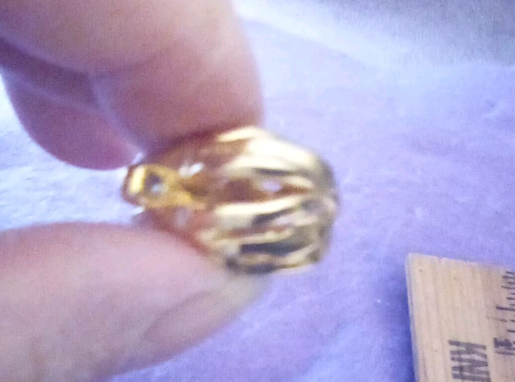 Pendant Heart open Gold Tone 1×1″ Medium Weight. Not Sure If It Opens